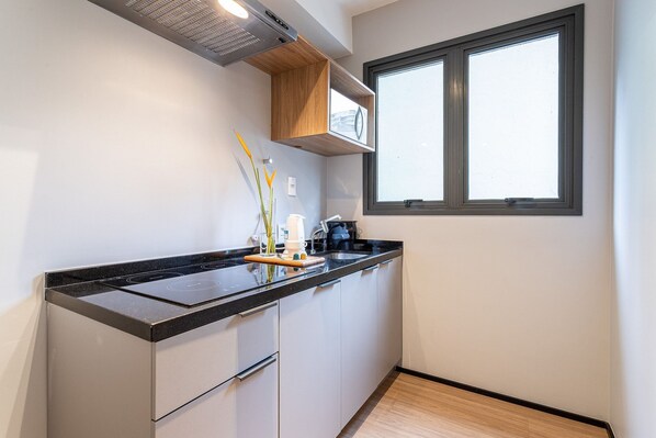 Business Apartment | Private kitchen | Full-sized fridge, microwave, stovetop, coffee/tea maker