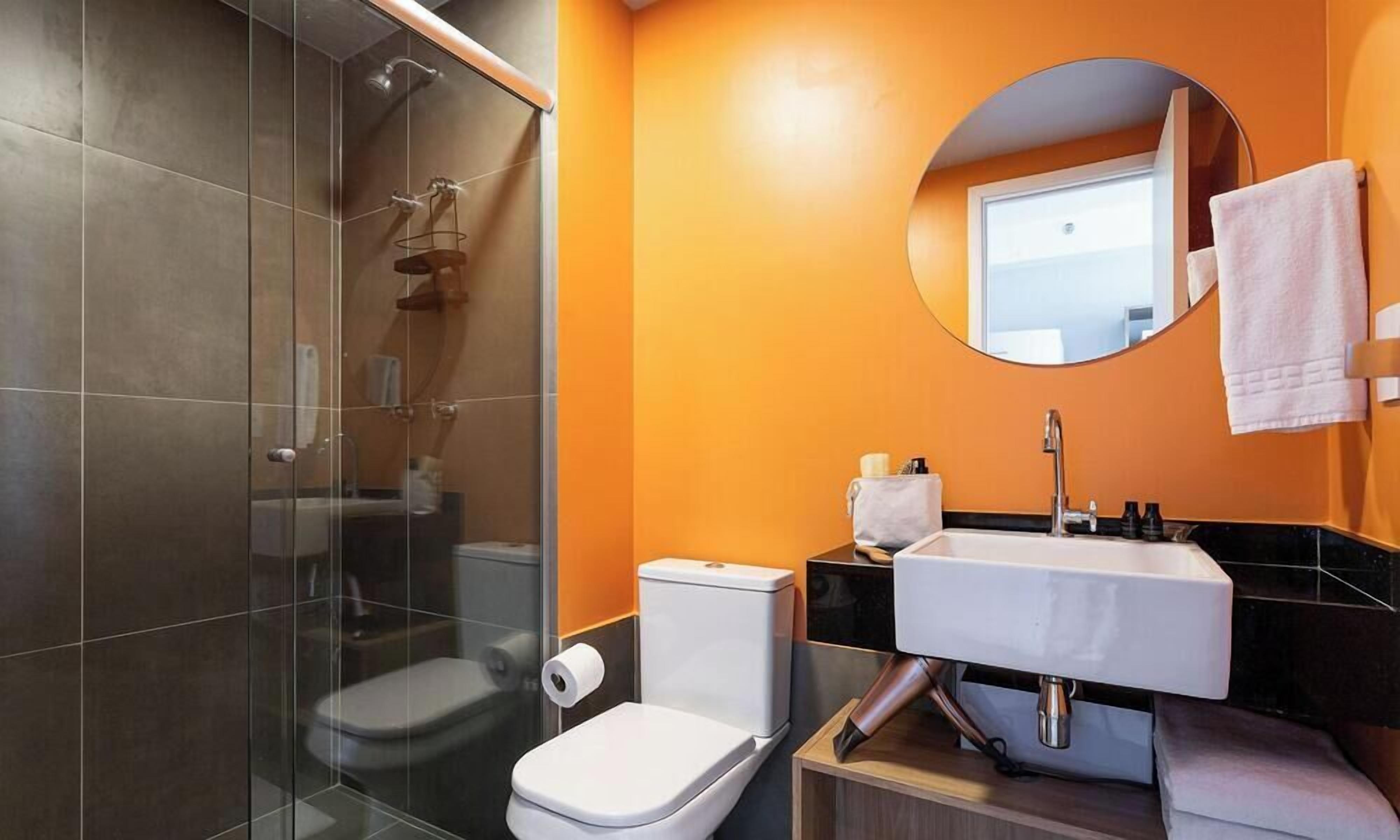 Elite Studio | Bathroom | Shower, free toiletries, hair dryer, towels