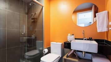 Elite Studio | Bathroom | Shower, free toiletries, hair dryer, towels