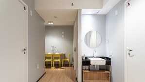 Une salle de bain moderne avec un lavabo, un miroir et un meuble-lavabo en bois.