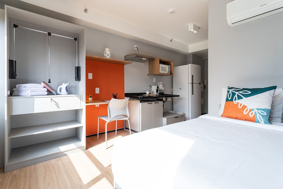 Estudio Premier | Escritorio, espacio para trabajar con laptop y wifi gratis