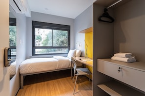 Apartament superior | 1 dormitori, escriptori i espai de treball apte per a portàtils