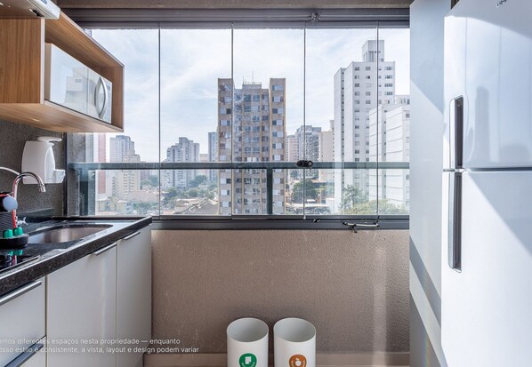 Estudio básico | Cocina privada | Refrigerador con congelador, microondas y parrilla de estufa 