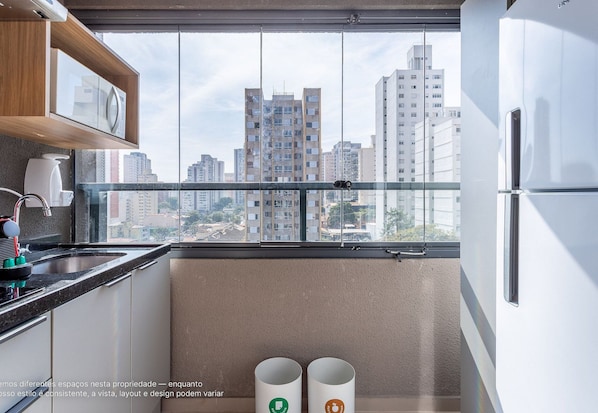 Studio Basic | Eget kök | Stort kylskåp, mikrovågsugn, spishäll och kaffe- och tebryggare