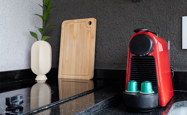 Estudio básico | Cocina privada | Refrigerador con congelador, microondas y parrilla de estufa 