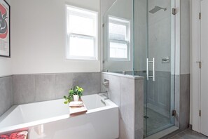 Badewanne, Haartrockner, Handtücher, Shampoo