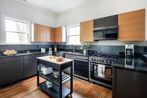 Réfrigérateur, four à micro-ondes, un four, surface de cuisson