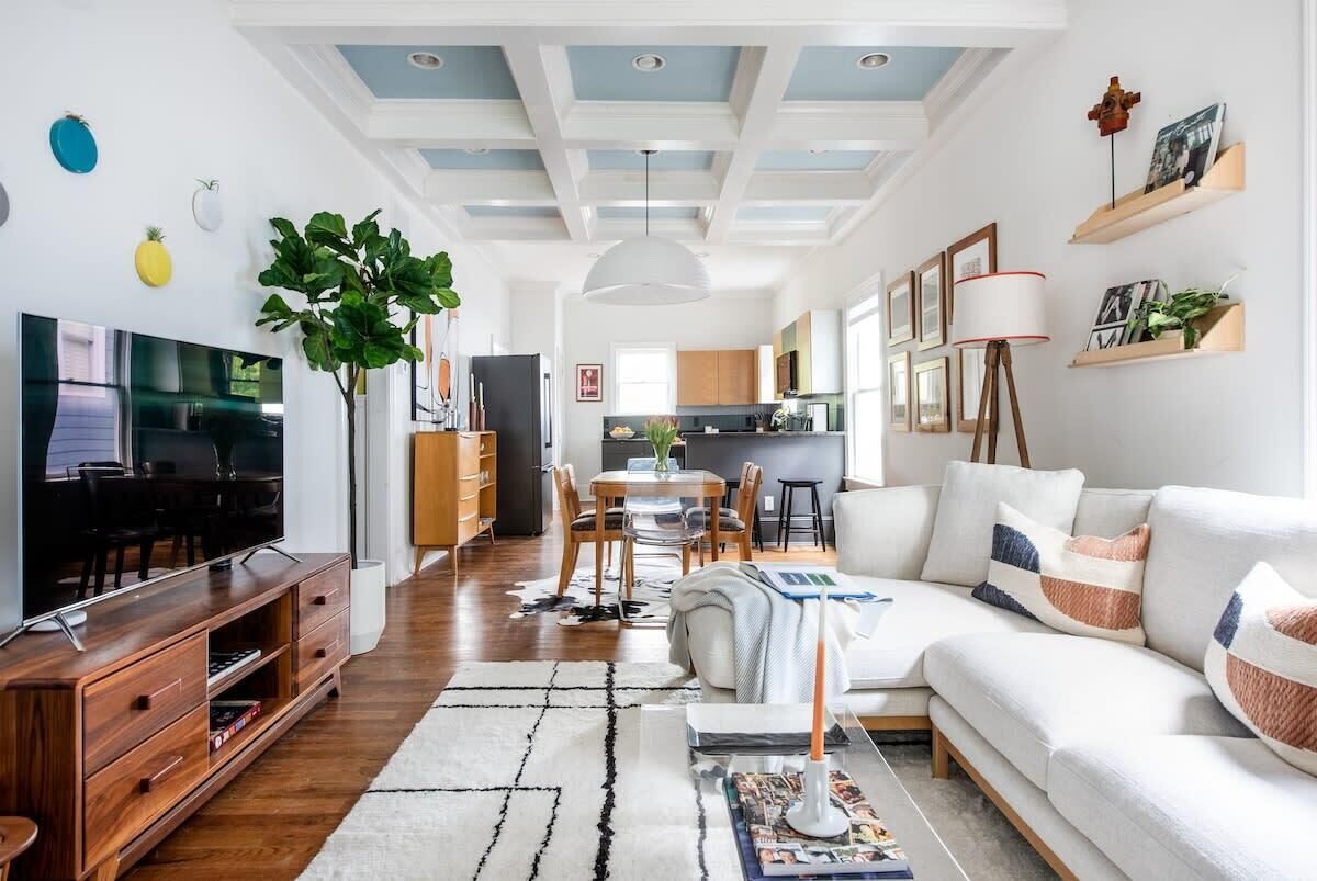 TV, peis og kontorer