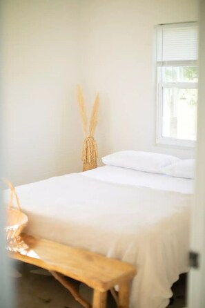 Room - Little Lakehouse On The Prairie (Groveland)