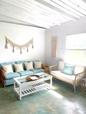 Living area - Little Lakehouse On The Prairie (Groveland)