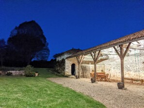 Outdoor dining - Charmante Demeure du 17ème Siècle Avec 4 Chambres et 3 Salles de Bain (Bioussac)