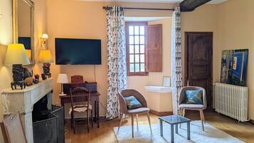 Televisie, een open haard en een stereo