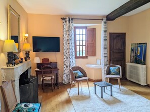 TV, fireplace, stereo - Charmante Demeure du 17ème Siècle Avec 4 Chambres et 3 Salles de Bain (Bioussac)