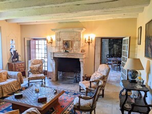 TV, fireplace, stereo - Charmante Demeure du 17ème Siècle Avec 4 Chambres et 3 Salles de Bain (Bioussac)