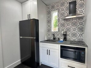 Refrigerador, microondas y parrilla de estufa 