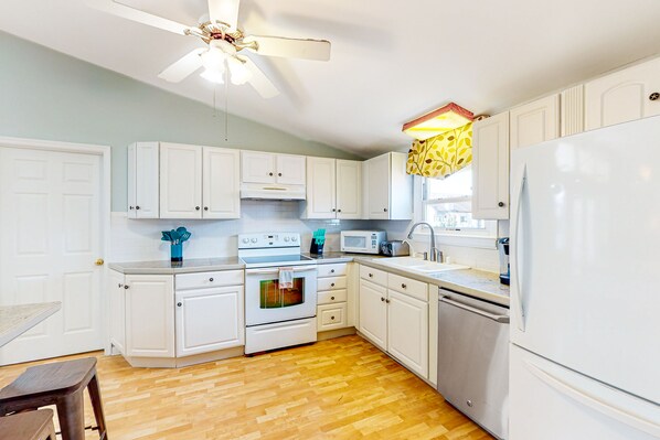 Refrigerador, microondas, horno y parrilla de estufa 