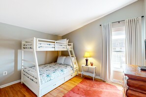 4 bedrooms, iron/ironing board, internet, bed sheets