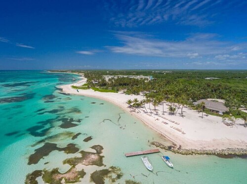 Tortuga B55: Renovated serene villa near beach w/ pool, staff, and golf carts