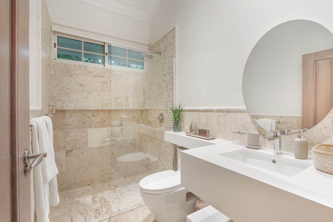 Uma casa de banho moderna com banheira, chuveiro e sanita.