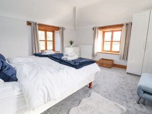 2 Schlafzimmer, individuell dekoriert, individuell eingerichtet