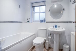 Bañera con ducha, toallas