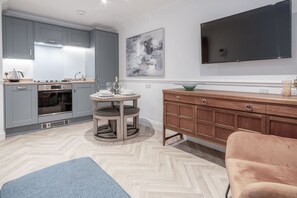32-inch Smart TV with cable channels, TV - The Cwtch - 2 Bedroom Apartment - Tenby (Tenby)