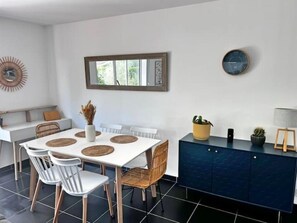 Dining - Maison Familiale Avec Piscine Proche de la Côte (Tosse)