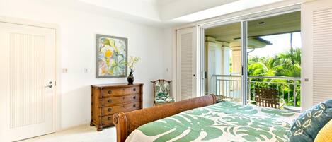 Un dormitorio con cama, cómoda, un cuadro y una puerta corrediza de vidrio que da a un balcón.