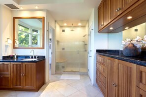 Chuveiro, secador de cabelo, toalhas de banho 