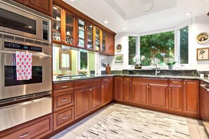 Een koelkast, een microgolfoven, een oven, een vaatwasser