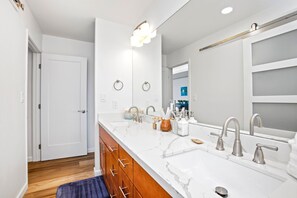 Een douche, een haardroger, handdoeken