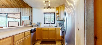 Charming dog-friendly lakefront home w/dock, firepit, huge deck
