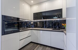 Réfrigérateur, un four, surface de cuisson, lave-vaisselle