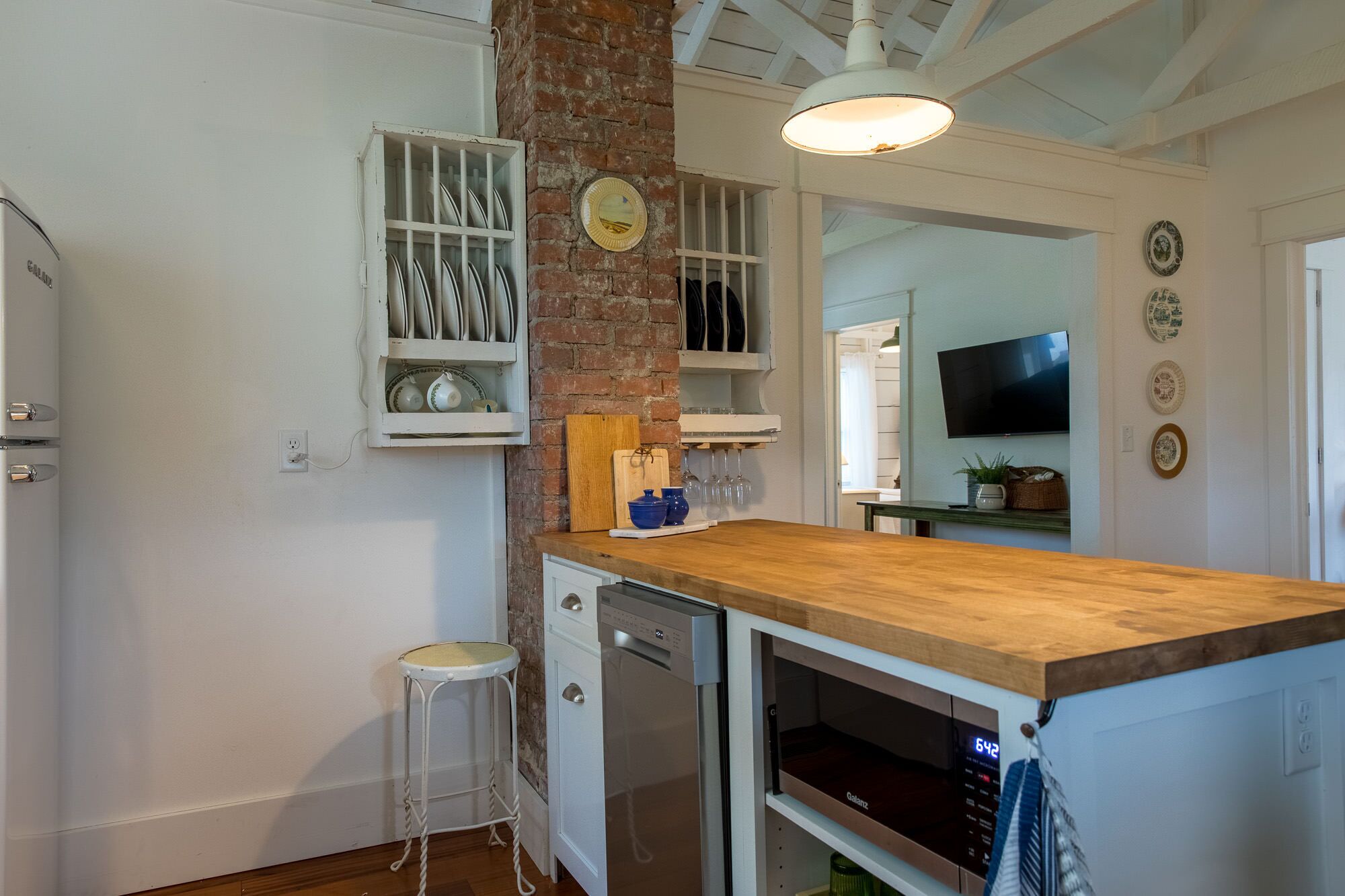 Riverside Bungalow -Pisgah Nat Forest 1 mile, Dupont Forest 7, Brevard 3 miles