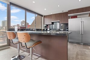 Geladeira, micro-ondas, fogão, cooktop