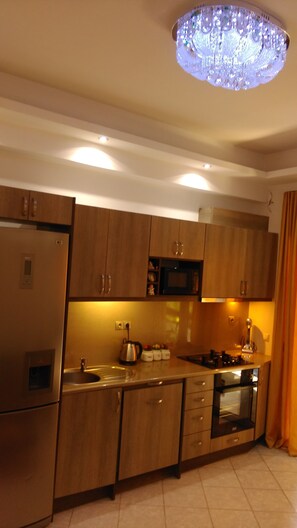 Kühlschrank, Mikrowelle, Ofen, Herdplatte