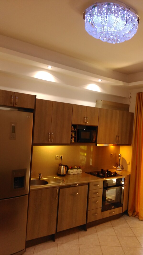 Fridge, microwave, oven, stovetop