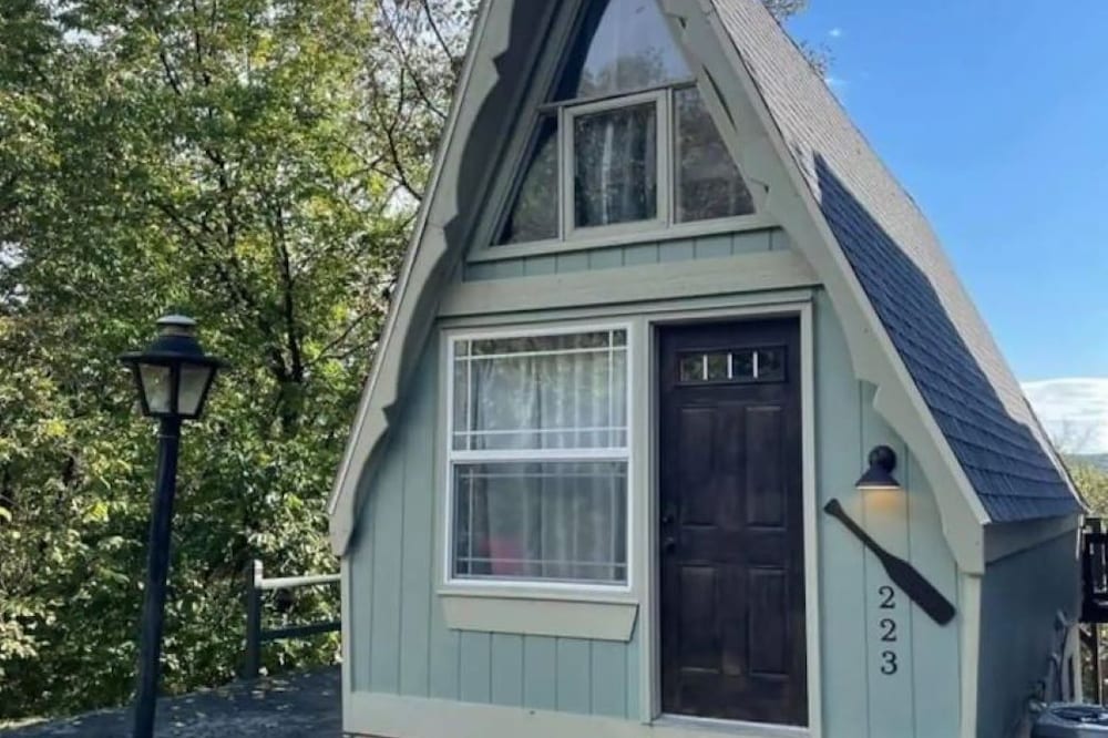 Tiny A-Frame Cabin, Table Rock Lake community