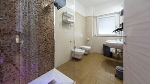 Deluxe Room | Bathroom | Shower, rainfall showerhead, free toiletries, hair dryer - B&B Palazzo del Toro (Montesilvano)