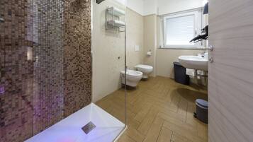 Deluxe Room | Bathroom | Shower, rainfall showerhead, free toiletries, hair dryer