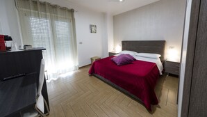 Premium bedding, memory foam beds, minibar, desk - B&B Palazzo del Toro (Montesilvano)