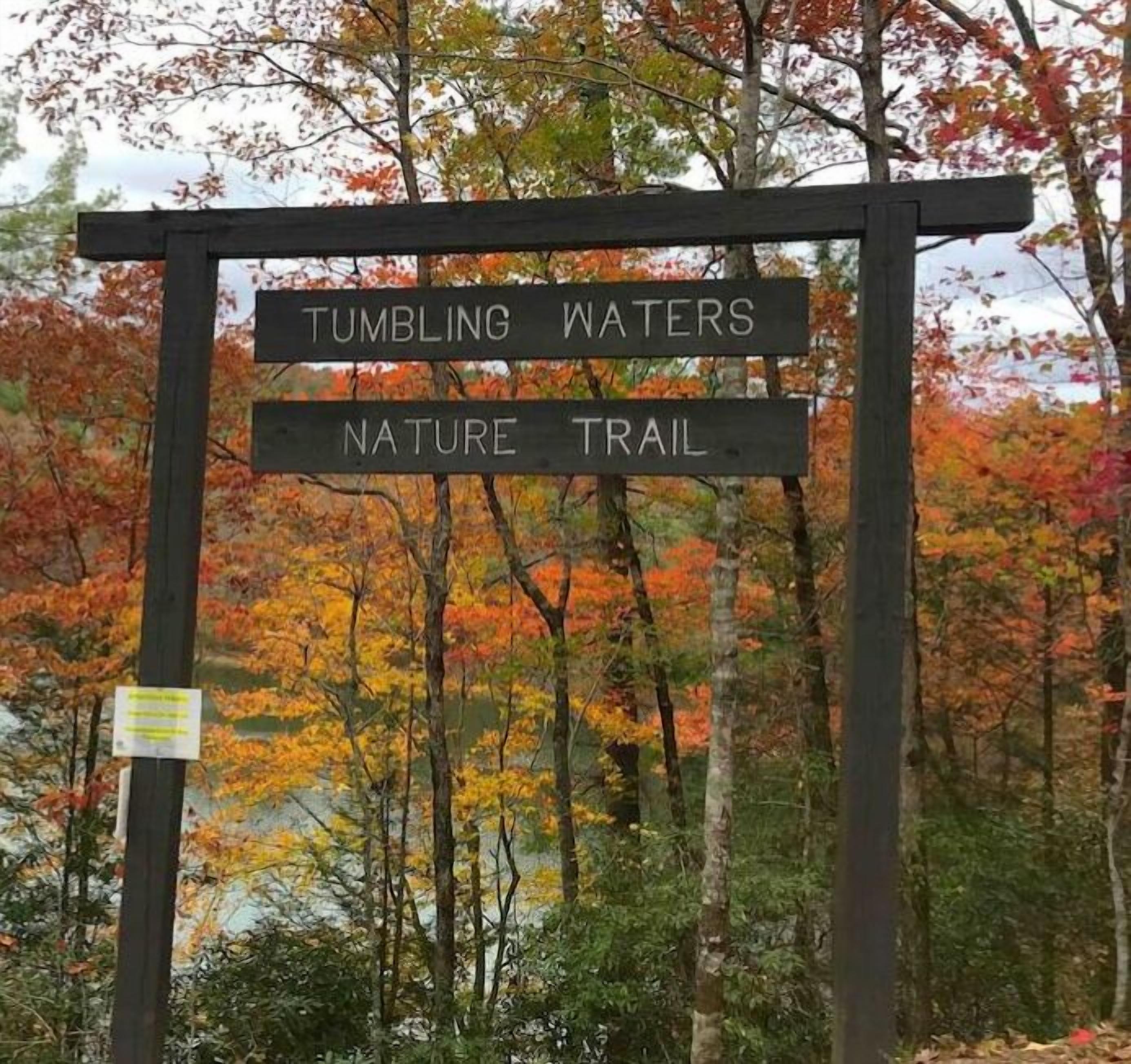 Placa para a trilha 'Tumbling Waters Nature Trail'.
