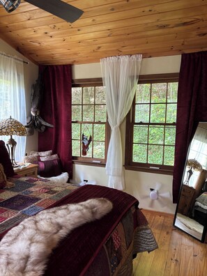 2 bedrooms, desk, iron/ironing board, free WiFi - Woodland Creekside Cabin/HotTub/WiFi/Gameroom (Ellijay)