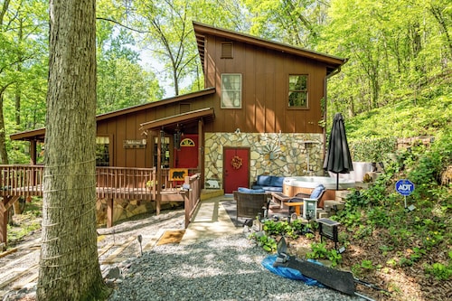Woodland Creekside Cabin/HotTub/WiFi/Gameroom