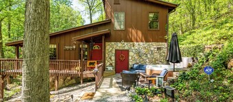 Woodland Creekside Cabin/HotTub/WiFi/Gameroom
