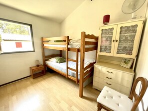 2 chambres, fer et planche Ă repasser