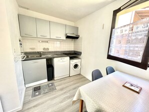 Frigorífico, microondas, horno y placa de cocina