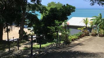 Pintu masuk properti