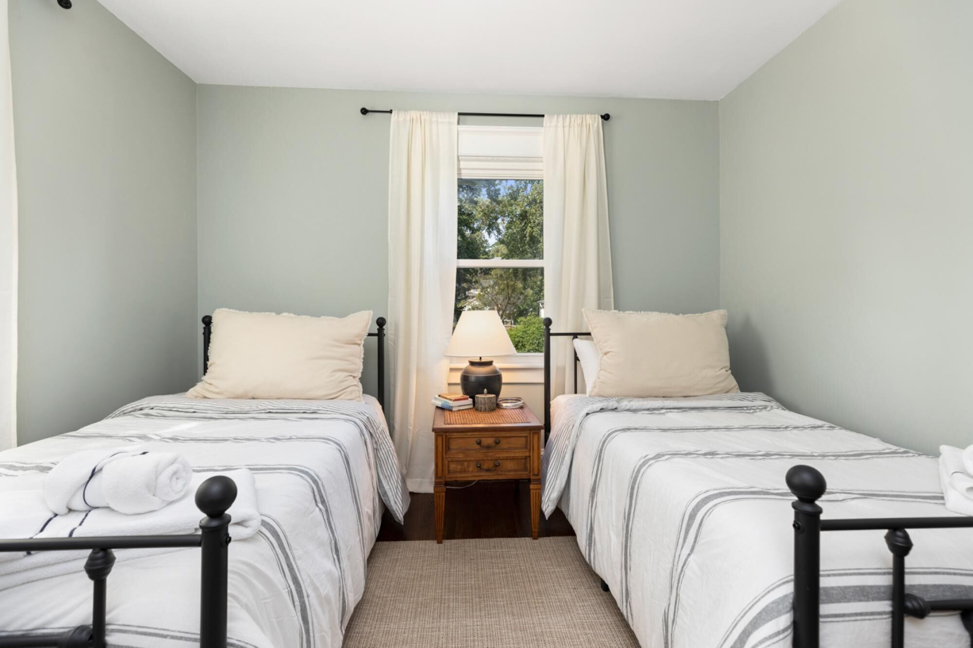 Cheerful 3 Bedroom Home Walk to UVA Stadium