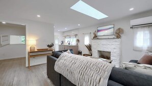 TV - Boho Bungalow, Quiet Relaxing Cottage by the River (Bird in Hand)